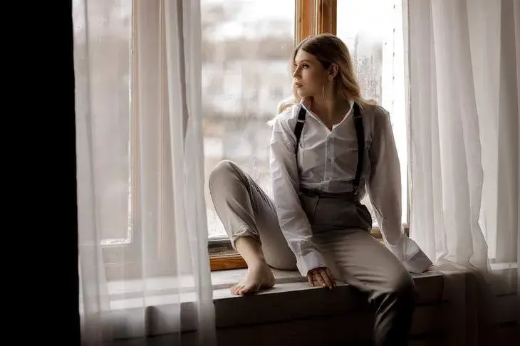 Jak włożyć koszulę damską w spodnie: 7 trików stylistycznych