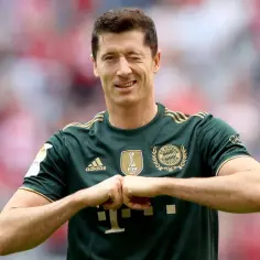 Ile zarabia Lewandowski? Zaskakujące kwoty i źródła dochodów piłkarza