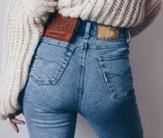 Spodnie skinny damskie: co to znaczy i jak je nosić?