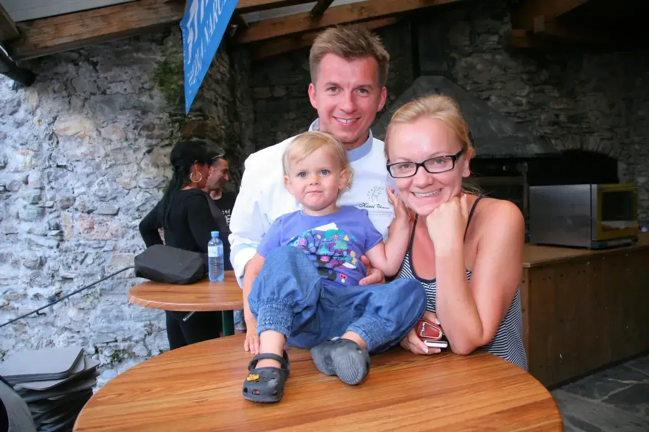 Zdjęcie Kim jest żona Karola Okrasy? Fascynująca historia Moniki i ich rodziny
