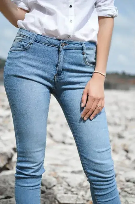 Zdjęcie Spodnie skinny damskie: co to znaczy i jak je nosić?